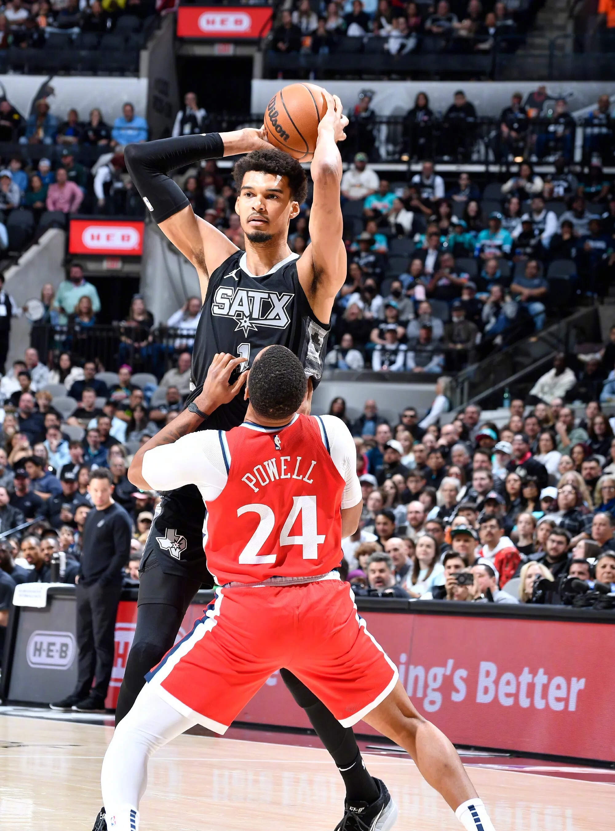 快船击败马刺,继续赢球 快船击败马刺,继续赢球