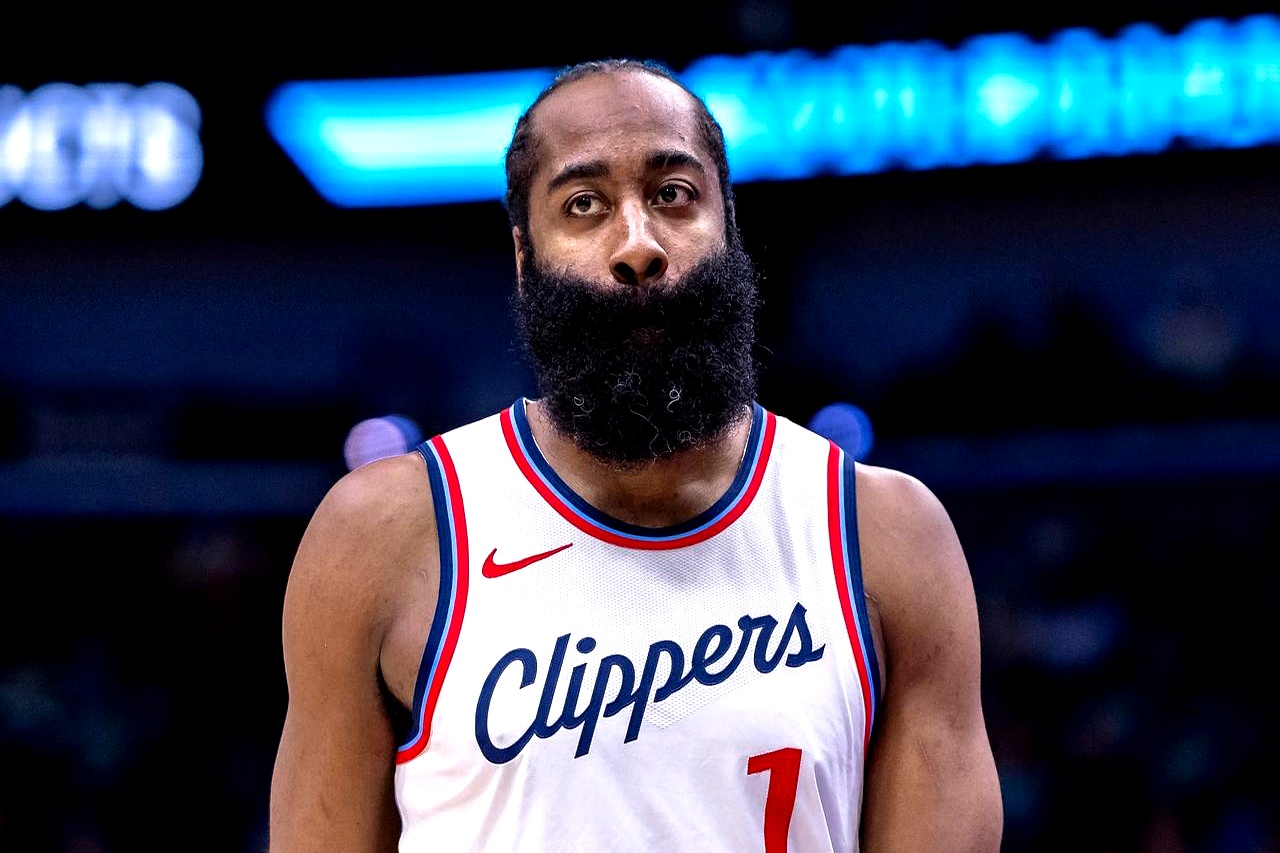 快船终结勇士连胜,双方交锋难分胜负 快船终结勇士连胜,双方交锋难分胜负