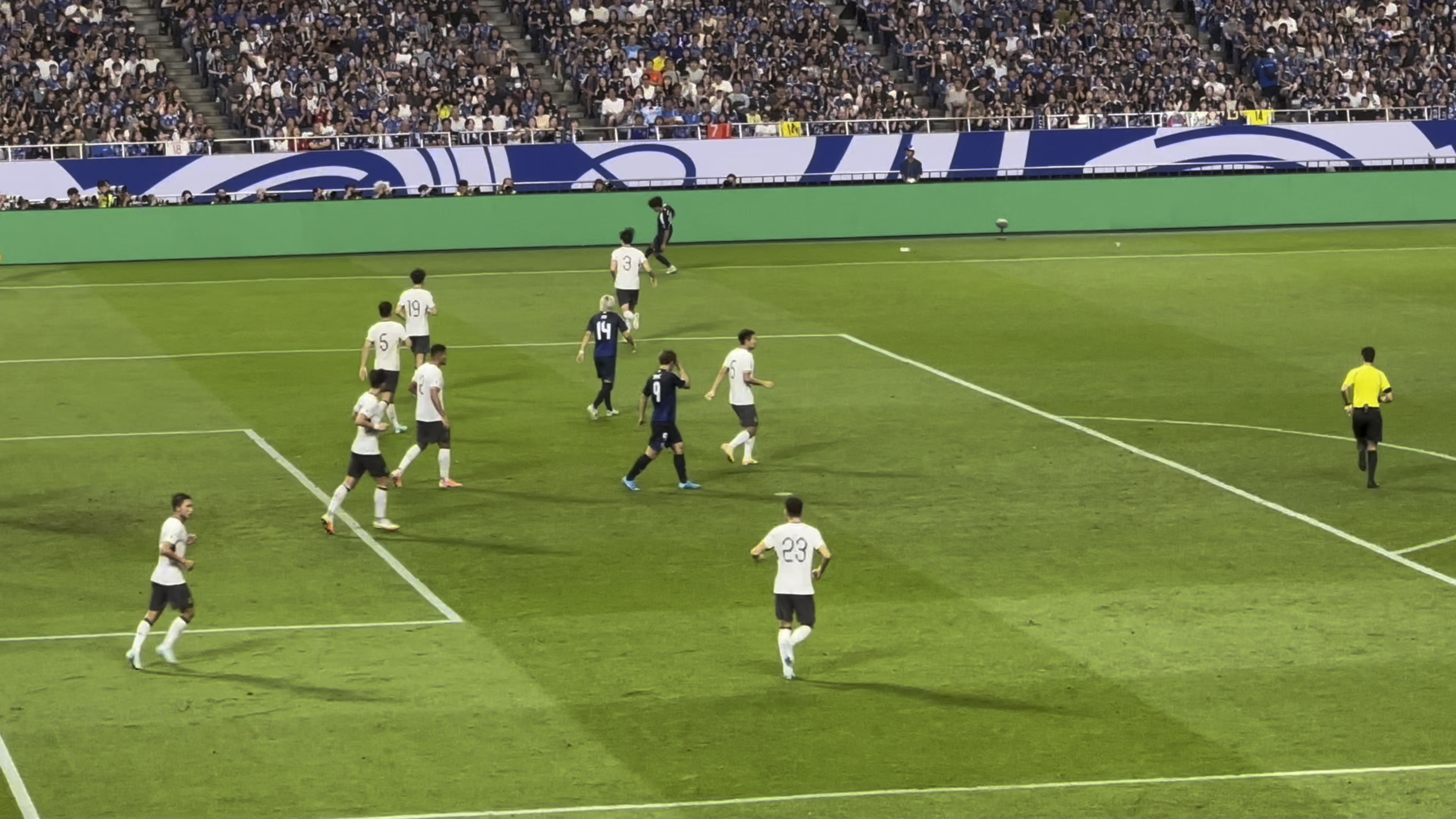 包含世界杯决赛震撼开打，巅峰对决引爆全场的词条